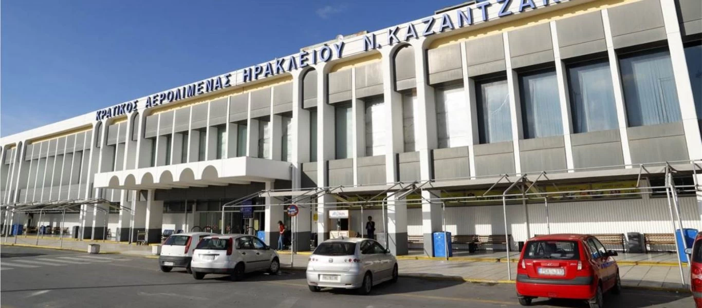 Ηράκλειο: Χειροπέδες σε 44 αλλοδαπούς με πλαστά ταξιδιωτικά έγγραφα στο «Ν. Καζαντζάκης»